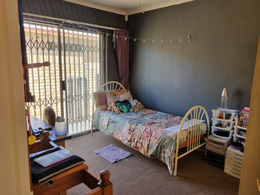 To Let 4 Bedroom Property for Rent in Langenhovenpark Free State